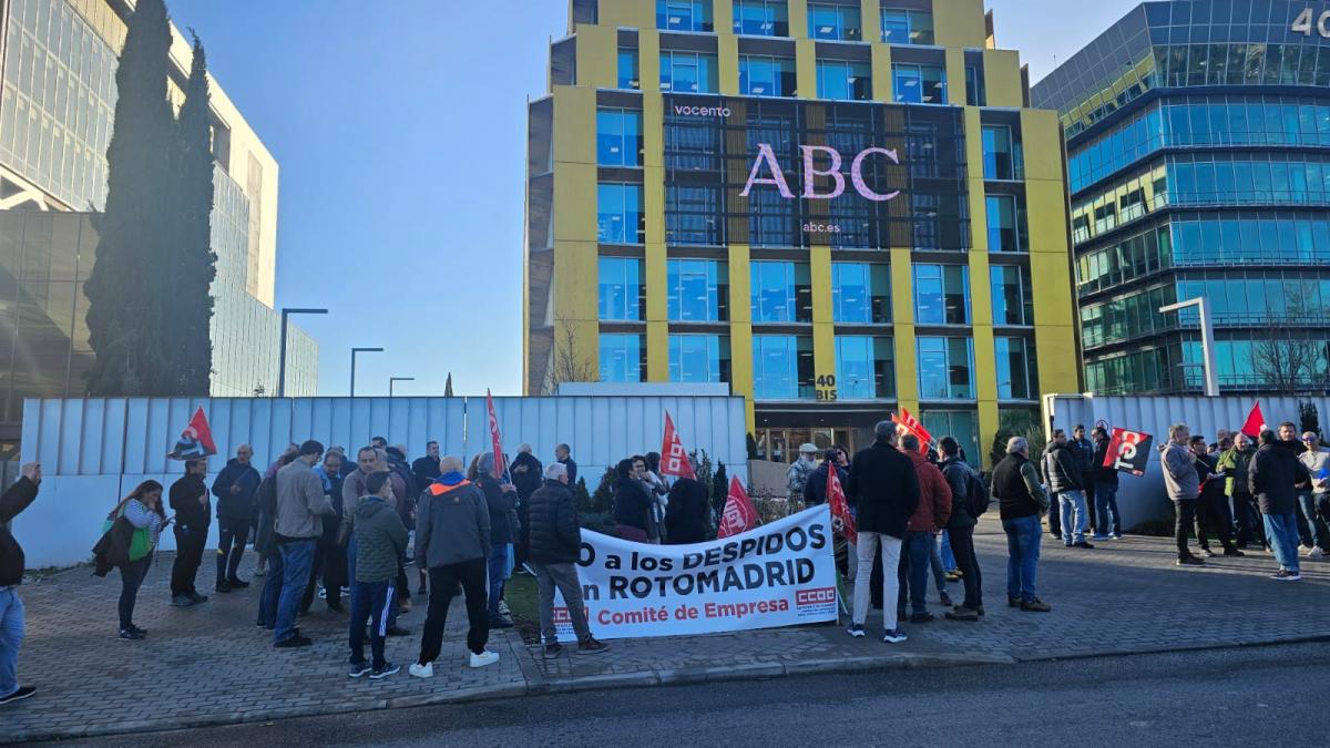 Concentracin de la plantilla de Rotomadrid ante la sede de Vocento y ABC
