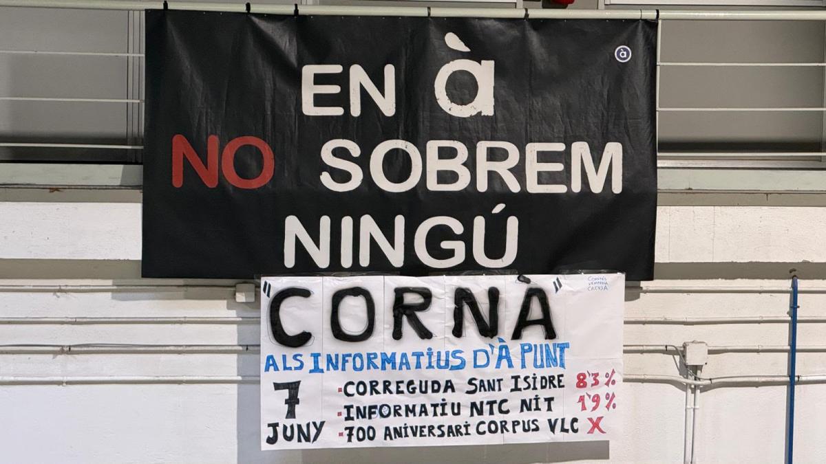 Pancarta expuesta por los comités de empresa de Á Punt, contra la estrategia de la dirección de impulsar las corridas de toros en detrimento de los informativos. / CCOO
