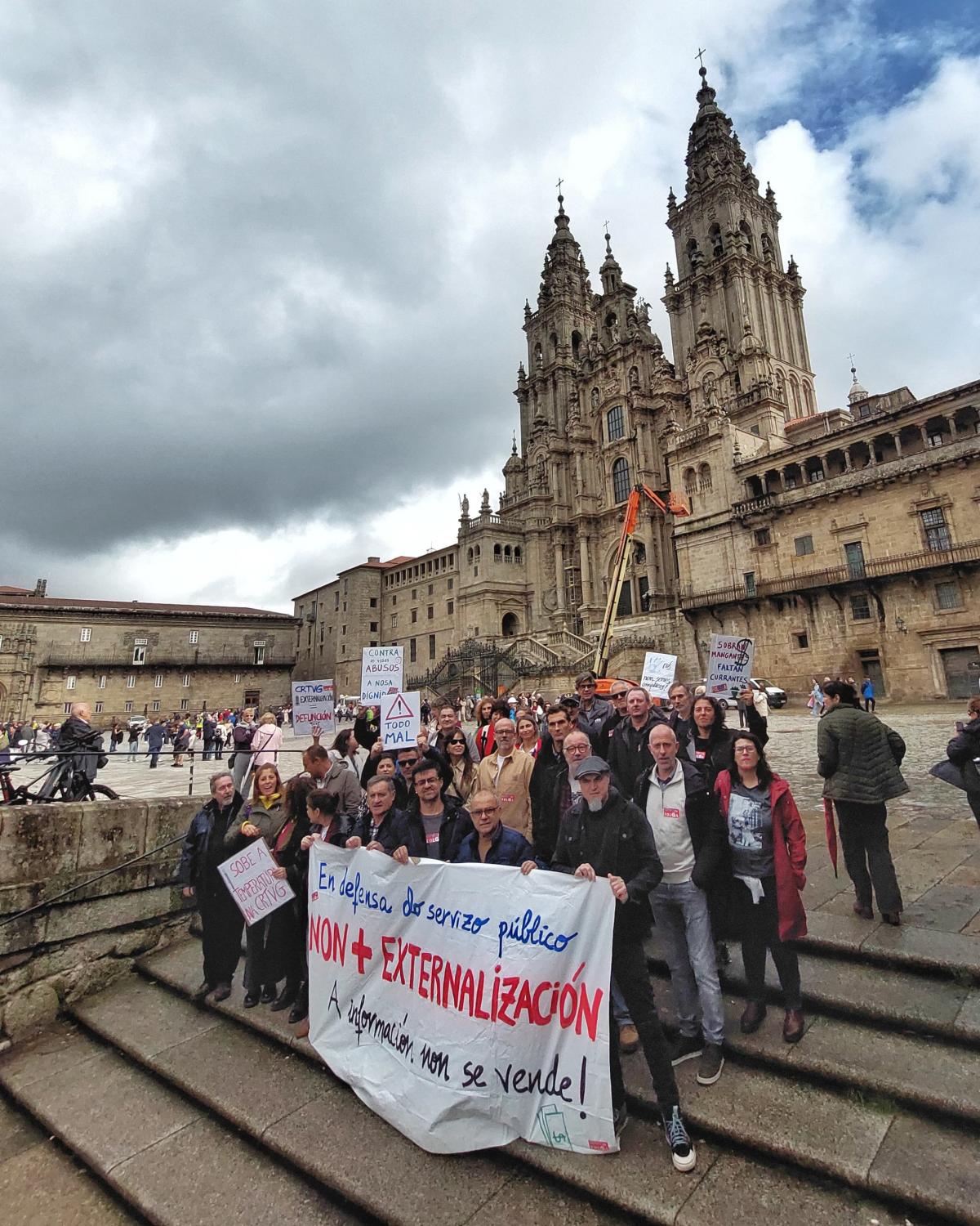 Huelguistas de CRTVG ante la Catedral de Santiago