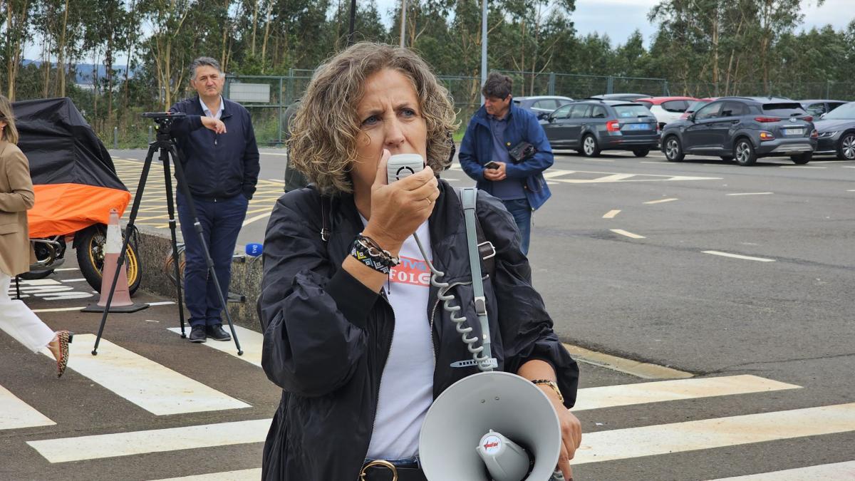 Amelia Prez, secretaria xeral do Sindicato Nacional de CCOO de Galicia en la concentracin de hoy.