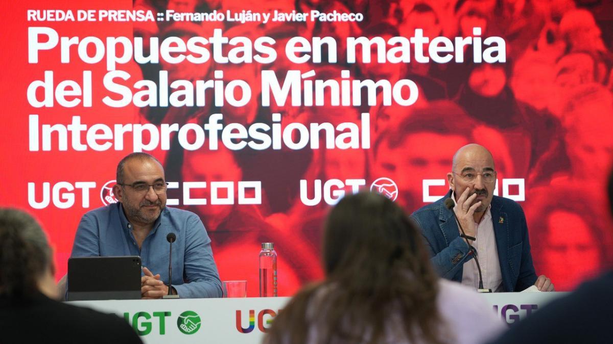 Javier Pacheco, de CCOO (i.), en la presentación de la medida.