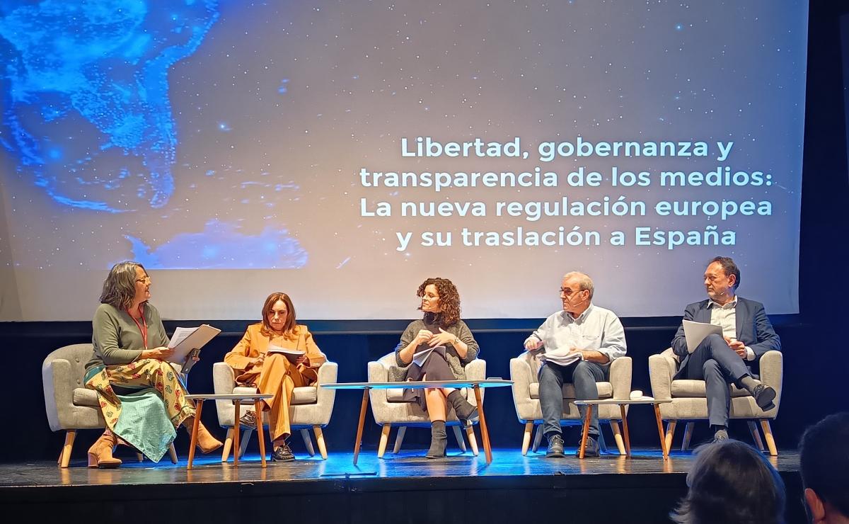 Panel sobre libertad, gobernanza y transparencia de los medios, conducido por Ana Martínez (i).