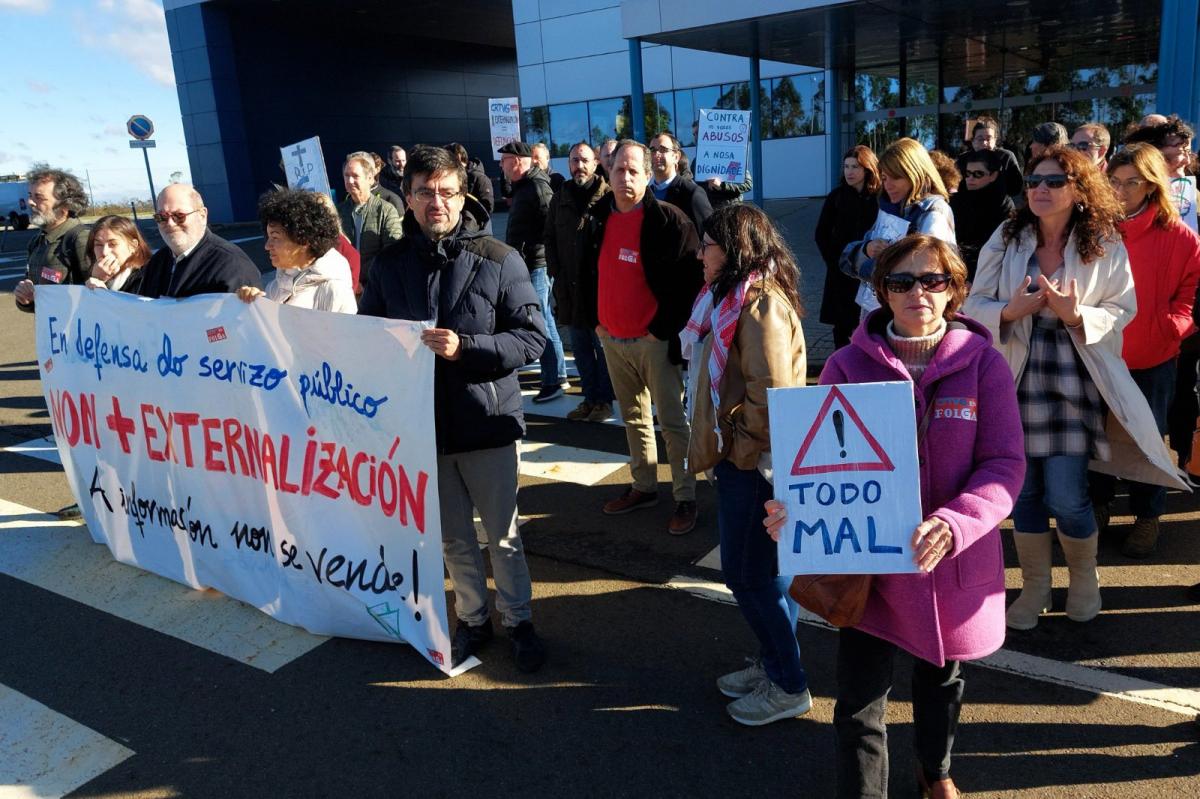 Concentracin de este mismo mircoles a las puertas de la CRTVG en Santiago de Compostela. / M. M.