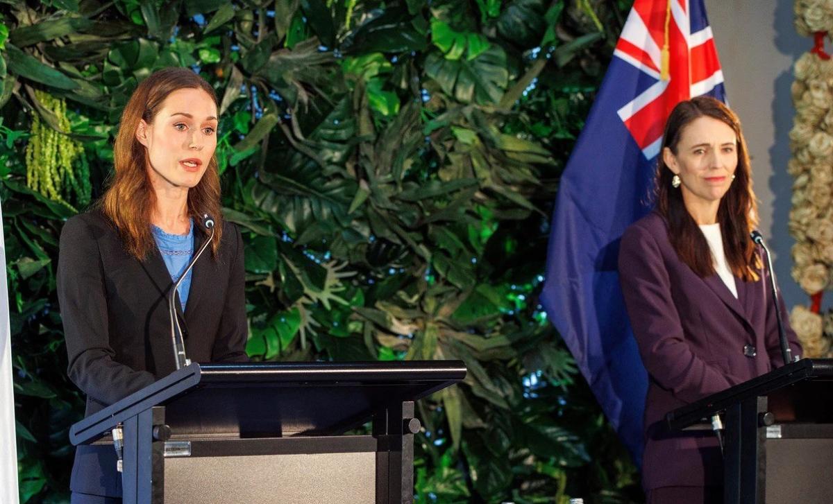 Jacinta Ardern, ex primera ministra de Nueva Zelanda, y Sanna Marín, ex primera ministra de Finlandia.