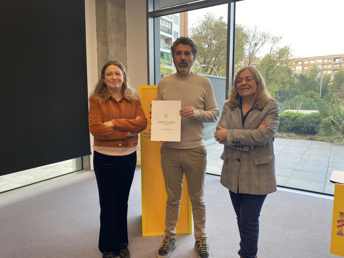 El coordinador del Área Pública de CCOO, Lucho Palazzo, sostiene el documento rubricado junto a la secretaria de Estado de Función Pública, Consuelo Sánchez, y la directora general de Función Pública, María Hilda Jiménez.