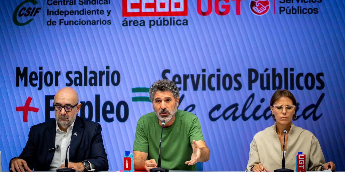 De izquierda a derecha, Miguel Borra, presidente de CSIF, Lucho Palazzo, coordinador del Área Pública de CCOO e Isabel Araque, secretaria general de UGT Servicios Públicos